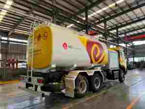 Camion de ravitaillement aérien Dongfeng 6X4 20000L 20m3 LHD/RHD pour le ravitaillement des passagers à l'aéroport - Product Image 5