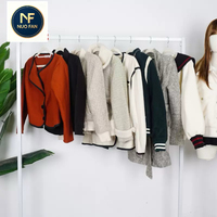 Vêtements d'occasion - Manteaux pour femmes de classe A, styles variés, couleurs et tailles assorties, commande minimum 500 kg, emballage en vrac pour la vente en gros