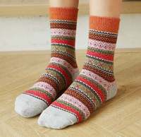 Vente en gros de chaussettes en laine mérinos confortables et personnalisées pour maison printemps-hiver avec motifs floraux