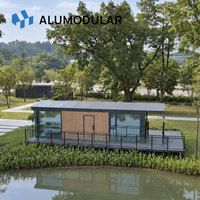 Maison préfabriquée moderne, villa modulaire de luxe avec grandes fenêtres en verre, villa préfabriquée pour station balnéaire