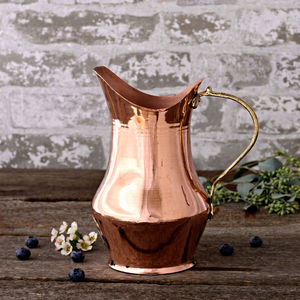 Carafe en cuivre courbée de style vintage avec bec incliné et poignée en laiton – Pichet traditionnel pour servir l'eau - Product Image 1
