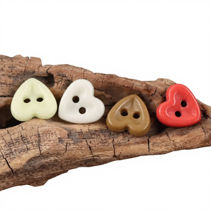 Kancing Keramik Bentuk Hati Kartun Ukuran Kecil untuk Anak-Anak, 2 Lubang, dengan Manik-Manik, Dapat Dicuci dan Dipoles - Product Image 3