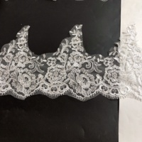 Belle garniture de dentelle de bordure de broderie de fleur ivoire pour la robe de mariée LT2487B