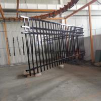 Valla de Seguridad de Hierro Forjado con Recubrimiento de Polvo Negro Galvanizado, Tubular, de Techo Plano, Tipo Garrison, Puerta de 7 pies de Altura, Fácil de Ensamblar