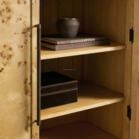 Armoire sculpturale en bois de racine avec portes à arche arrondies, armoire haute autoportante et organisateur de rangement pour vêtements de chambre