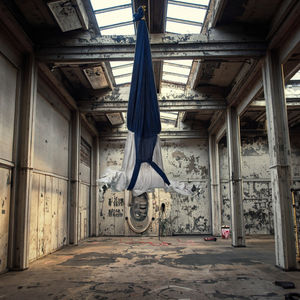 ฮาโลวีน animatronic แขวนกลับหัวลงซอมบี้เสียงเขย่าน่ากลัวปาร์ตี้ตกแต่งผนังสำหรับอุปกรณ์ประกอบฉากฮาโลวีน - Product Image 1