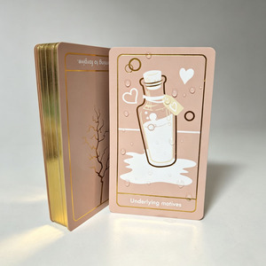 Impresión de Cartas <span class=keywords><strong>del</strong></span> <span class=keywords><strong>Tarot</strong></span> Personalizadas al por Mayor, Baraja de Cartas <span class=keywords><strong>del</strong></span> Oráculo con Borde Dorado OEM, Cartas <span class=keywords><strong>del</strong></span> Oráculo Resistentes al Agua de Color Rosa para Meditación Espiritual - Product Image 1