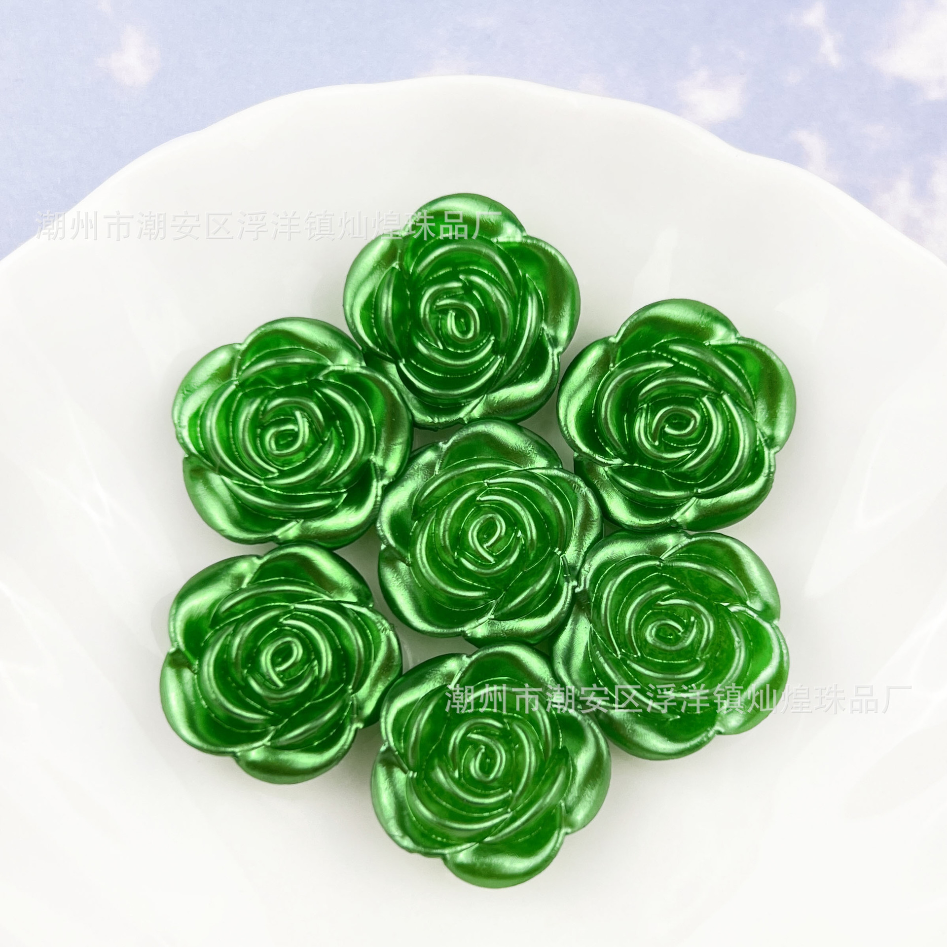 12 rosas de color verde brillante con agujeros