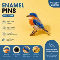 Vente en gros de pins de revers personnalisés en émail, motif oiseau bleu de prière, en zinc plaqué or, imprimés UV, bijoux de collection artistiques, en vrac