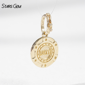 Pendentif de luxe unisexe en or jaune 10K avec breloque Lucky Seven et jeton de poker serti de diamants de laboratoire, idéal pour le quotidien - Product Image 3