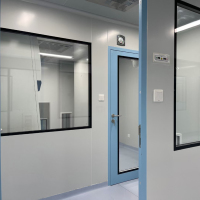 Construction et installation de salles blanches modulaires HUAAO pour l'utilisation dans les industries alimentaire, cosmétique, hospitalière et de laboratoire, conformes aux normes ISO et GMP modernes.