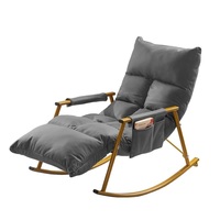 Fauteuil à bascule en tissu technique de style nordique décontracté avec pieds dorés, idéal pour s'asseoir et se reposer à la maison