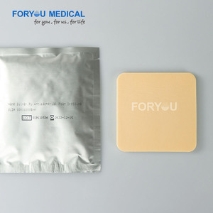 Apósito de Espuma de PU Plateado Antibacteriano de Alta Absorción para Heridas Exudantes - Product Image 1