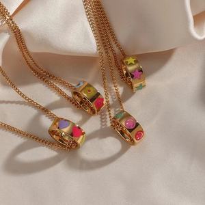 Collana con ciondolo a forma di stella con fiore a forma rotonda in acciaio inossidabile placcato oro 18 carati con smalto epossidico - Product Image 2