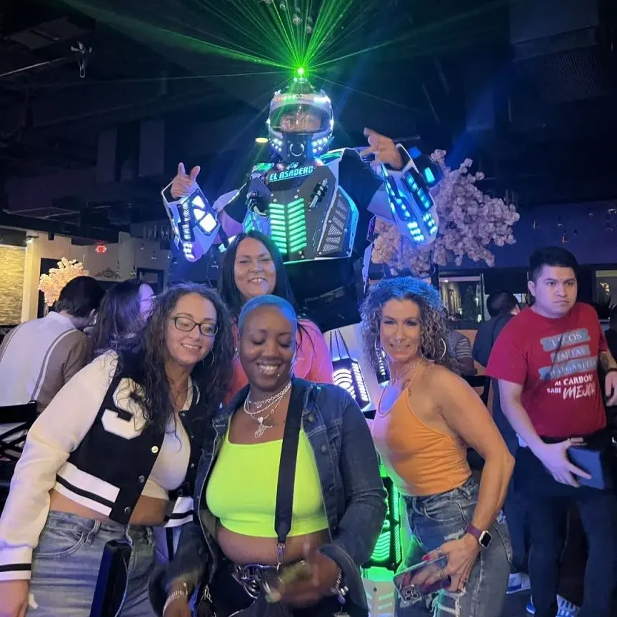 2024 nuovo in arrivo! Costume robot a led pole dance indossare strisce di abbigliamento rave luci led trampoli e clown giocano a costumi