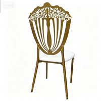 Chaise d'événement à structure métallique dorée, dossier éventail ajouré, assise rembourrée en similicuir blanc, mobilier de fête moderne