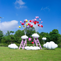 Ensemble de sculptures en fibre de verre sur mesure, colorées, en forme de ballon, de cœur, de nuage et d'échelle, pour parcs à thème, lieux de mariage et communautés