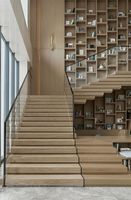 Escalier flottant empilé sur mesure en bois massif avec éclairage LED et structure en acier durable pour hôtel duplex – Prix usine