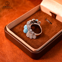 Bague de cocktail surdimensionnée pour femme en cuivre plaqué or blanc, avec résine bleue en forme de goutte et entièrement pavée de cristaux, bijou de soirée glamour