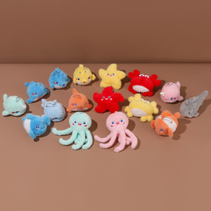Venta al por mayor de fábrica: Llaveros de peluche de 5-15 cm con diseño de animales marinos (medusas, ballenas, tiburones) de la serie de dibujos animados para máquinas de garras - Product Image 4