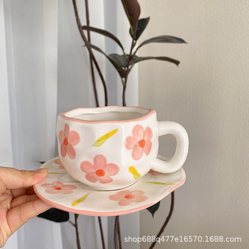 Fond blanc fleur rose tasse et soucoupe