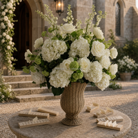 Bola Bunga Hydrangea Hijau Burgundy Ramah Lingkungan yang Elegan dengan Sentuhan Alami untuk Upacara Pernikahan di Gereja Dalam Ruangan dengan Pita Gantung