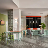 Ensemble de mobilier commercial pour salle à manger : comptoir en métal à bords incurvés, tabourets de bar vert clair, chaises d'invités minimalistes grises, mobilier d'hôtel