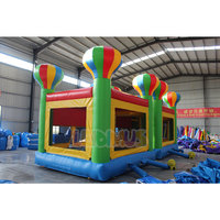 Château gonflable à thème montgolfière pour enfants, idéal pour la location de fêtes et les événements d'anniversaire en extérieur