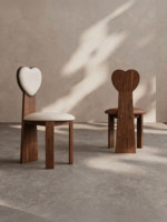 Chaise de salle à manger moderne en bois massif, style crème, design en forme de cœur, dossier rembourré, revêtement en cuir microfibre pour la salle à manger à domicile