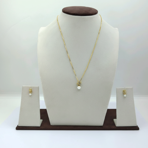 Conjunto de Collar Clásico de Oro con Colgante de Bola Texturizada, Perla Colgante y Pendientes a Juego para Ocasiones Nupciales - Product Image 1