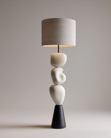 Lampadaire LED E26 en résine minimaliste, base sculpturale abstraite, hauteur réglable, blanc chaud 3500K, IRC 90, abat-jour en lin gris pour