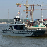 Bateau Poseidon à double pont avec cabine de pilotage et rampe de chargement, 14m*5m, en aluminium, pour le transport de marchandises, moteur hors-bord