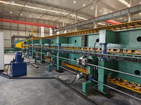 Machine de fabrication de compresses de moules sandwich pour panneaux PU PIR Machine de production de panneaux sandwich Machine d'injection moussante en polyuréthane PU Ligne de production