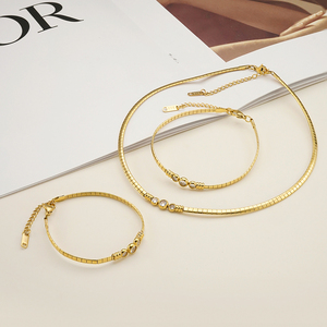 ชุดเครื่องประดับสร้อยคอและกำไลข้อมือกันน้ำ รุ่น B252609  ทำจากสแตนเลสสตีลชุบทอง 18k ไม่หมอง พร้อมจี้ห้อยประดับด้วยเพชร CZ ทรงกลม - Product Image 6