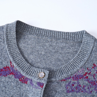 Cardigan en laine 100% tricoté sur mesure, pull jacquard à col rond pour femmes avec broderie de motifs. OEM/ODM disponible.
