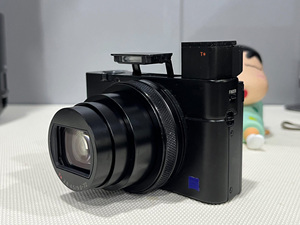 กล้องมือสอง Sony RX100 VI 20.1MP บันทึกวิดีโอ 4K น้ำหนักเบา พกพาสะดวก ราคาดี - Product Image 1