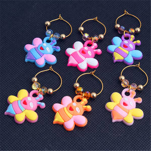 Anneau décoratif en PVC souple en forme de <span class=keywords><strong>petite</strong></span> abeille pour verre à vin, idéal pour les dîners, <span class=keywords><strong>la</strong></span> classification des étiquettes rouges, <span class=keywords><strong>la</strong></span> création de bijoux DIY, style punk, modèle JB02 - Product Image 2