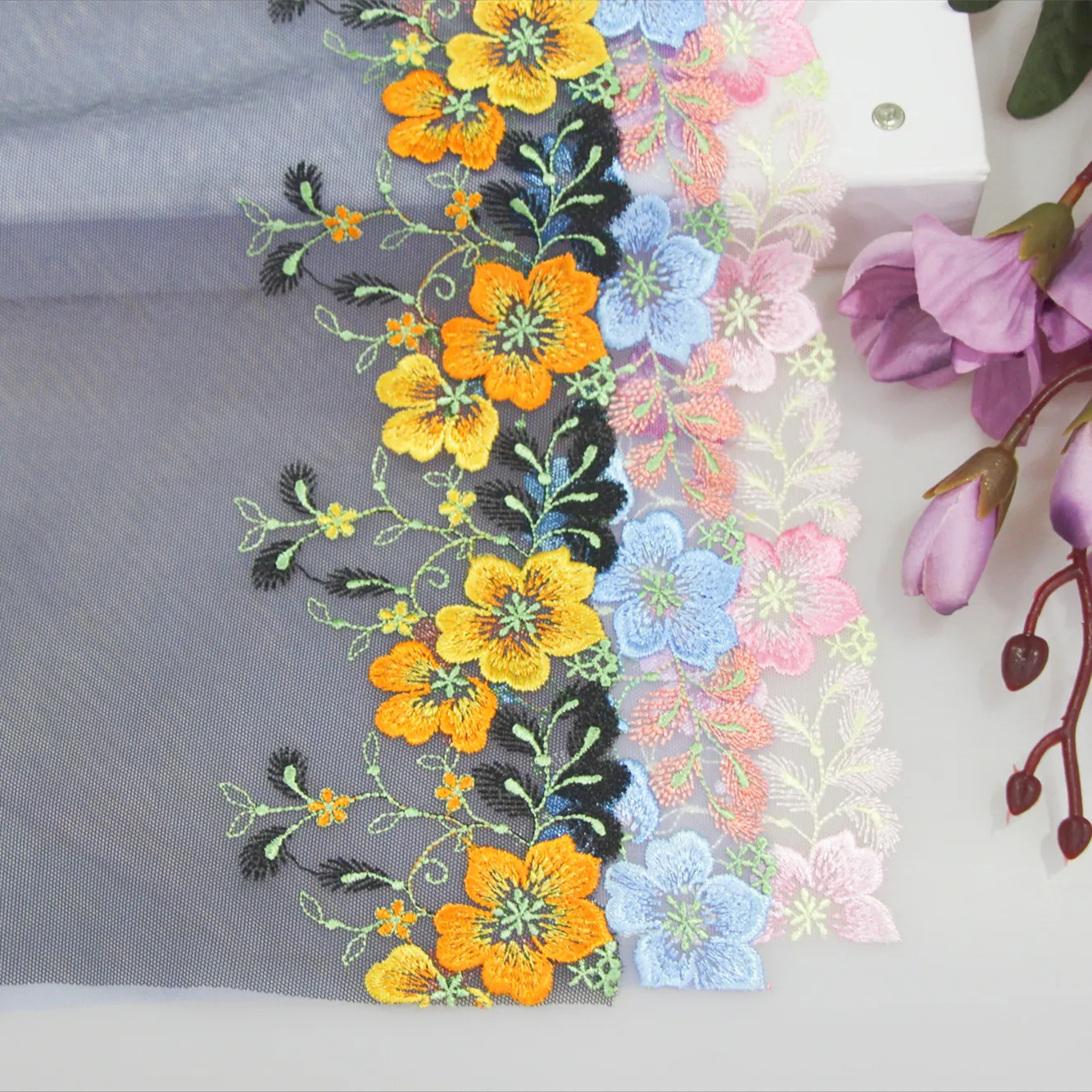 OEM 3D ดอกไม้เย็บปักถักร้อยผ้าลูกไม้สีฟ้าสีชมพูดอกไม้ปักชายแดนลูกไม้ตัดตาข่ายผ้าลูกไม้สำหรับผู้หญิง