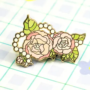 Großhandel Metall Handwerk Logo Designer vergoldete Broschen Hut Glitter Rose Blume harte Emaille Pins Herstellung