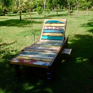 Tumbona hecha de madera recuperada de barcos, con su color original. Para hoteles y villas como una elegante tumbona plegable. - Product Image 1
