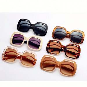 Nouvelles Lunettes de Soleil Carrées Surdimensionnées Rétro à Monture Creuse et Verres Dégradés pour Femme – Collection 2022 - Product Image 4