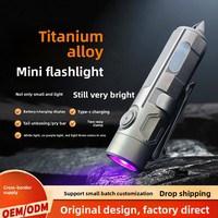 Mini lampe torche EDC porte-clés portable rechargeable en alliage de titane ultra-léger multifonctionnelle LED tricolore avec indice de protection IP20