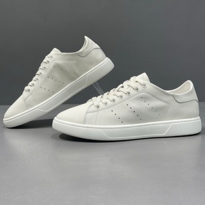 Chaussures blanches minimalistes de luxe pour hommes et femmes, respirantes et polyvalentes, avec surface en cuir - Product Image 1