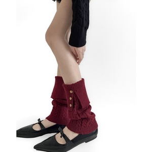Calze Sovrapposte Rosse Autunno Inverno Anno del Maiale, Design Retrò Bordeaux con Bottoni, Calze a Maglia a Metà Polpaccio, Atmosfera Natalizia - Product Image 6