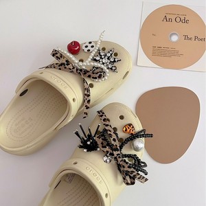 Breloques pour sabots à imprimé léopard, boucles décoratives de luxe faites à la main avec perles pour sandales et claquettes pour femmes - Product Image 1