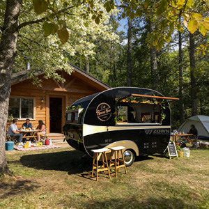 Grand chariot alimentaire mobile à double essieu, restaurant mobile pour les grands événements de restauration - Product Image 1