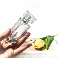 Bouteille de parfum atomiseur de parfum en verre de 30ml 45ml de pompe de pulvérisation de forme triangulaire de conception unique de luxe