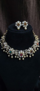 Conjunto de collar de flores Jadau de Hyderabad con piedras Navratan y gotas de perlas. - Product Image 3