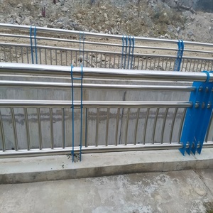 מעקה בטיחות מפלדה Q235 להגנה מפני פגיעות בדרכים, מחסום בטיחות כבישים, כחול + לבן, רפלקטיבי ברמת הנדסה - Product Image 4