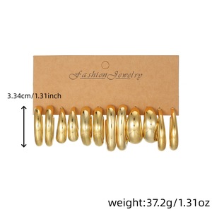 Boucles d'oreilles créoles en forme de C, design géométrique, en acier inoxydable, pour femme, avec cartes, idéales pour les fêtes - Product Image 4